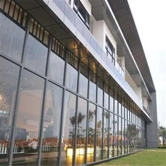 Mur-rideau en verre exposé